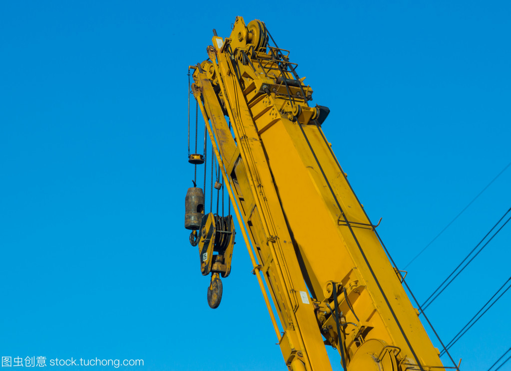 建筑巨人 黃色起重機的工地使命